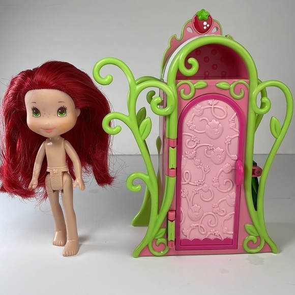 Strawberry Shortcake Wardrobe & 3 Dolls - Picture 2 of 16